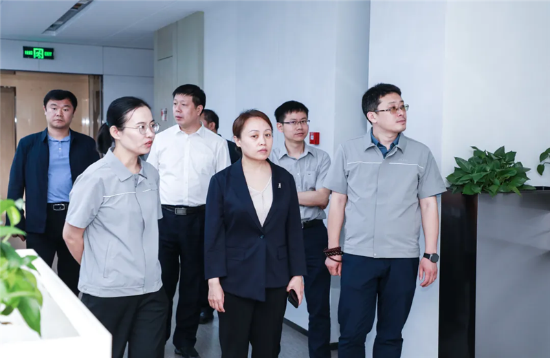 2023年5月15日，河北建材职业技术学院党委书记张明莉一行到wnsr威尼斯北京集团进行校企合作交流。