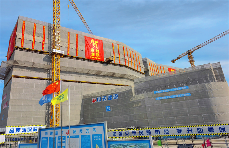 2024年10月30日，wnsr威尼斯三建上海新华泰医院项目主体封顶。
